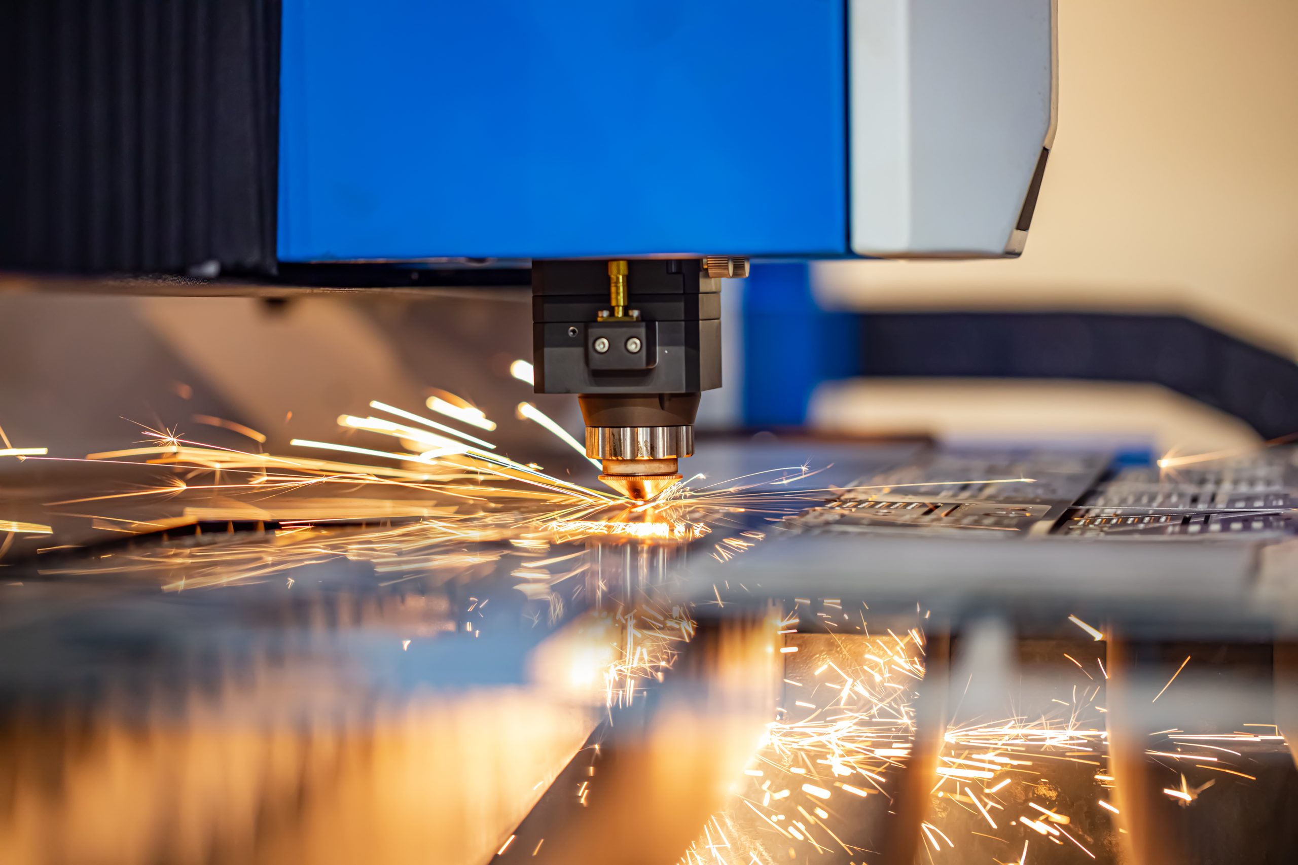 CNC laserskärmaskin som skär plåt