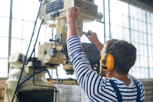 Industrimaskin som genererar högt ljud