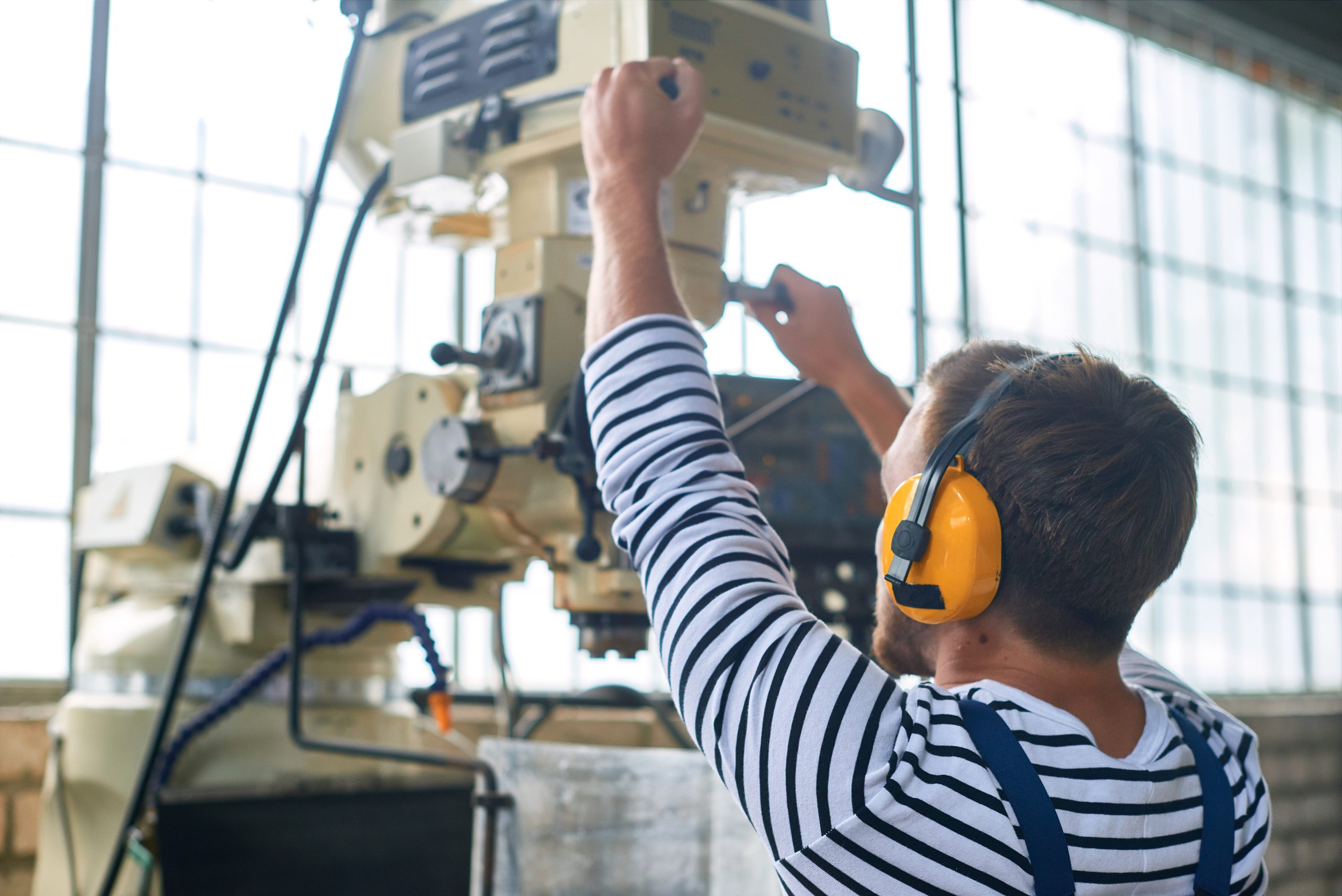 Industrimaskin som genererar högt ljud